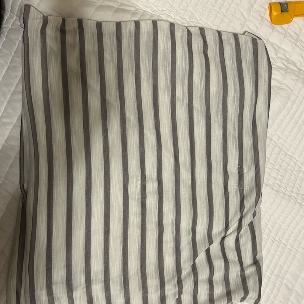 Circular, gray and white scarf